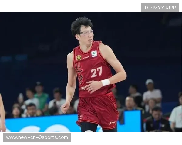 周琦篮下强攻，新疆内线霸气十足